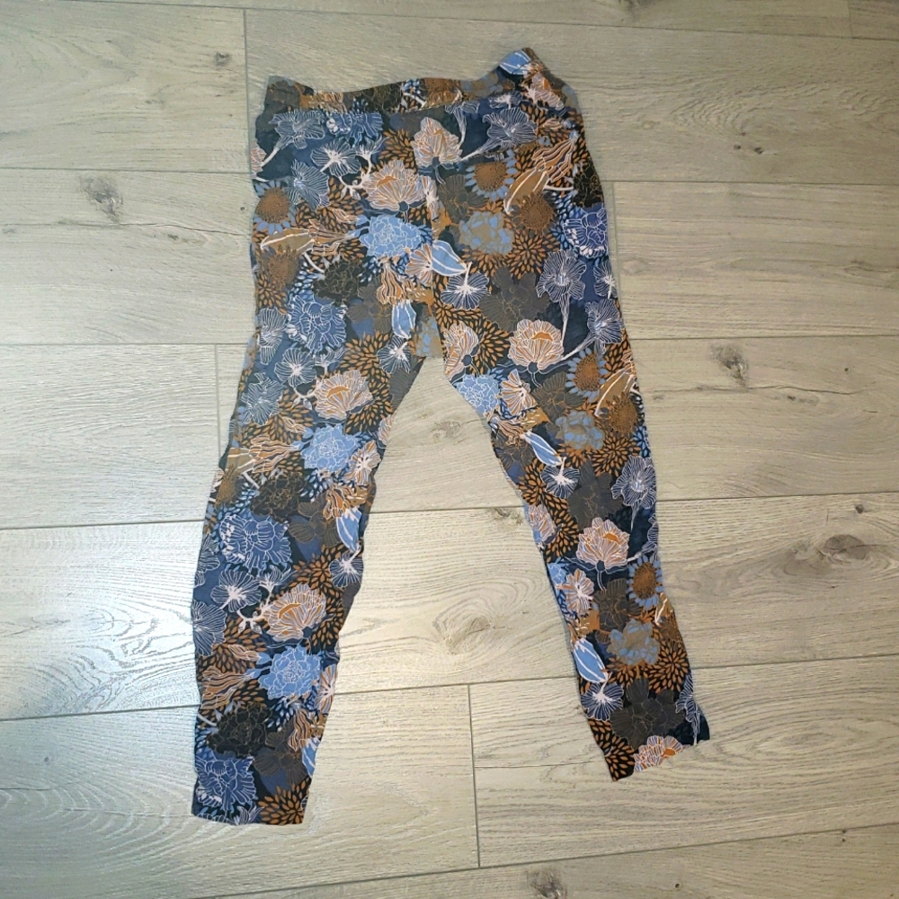 Floral Patterned Pants - Picture 3 of 3